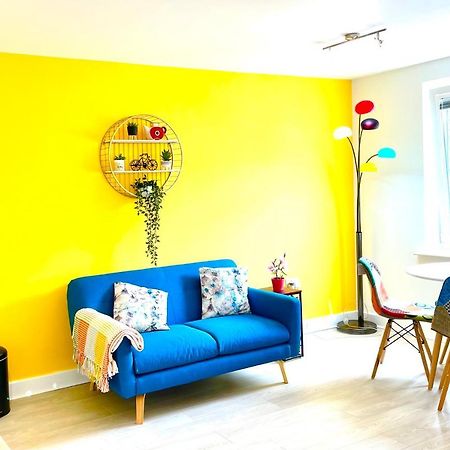 דירות ווייקפילד Modern Townhouse, Sleeps 4 With Parking מראה חיצוני תמונה