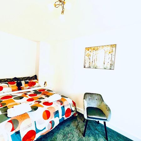 דירות ווייקפילד Modern Townhouse, Sleeps 4 With Parking מראה חיצוני תמונה