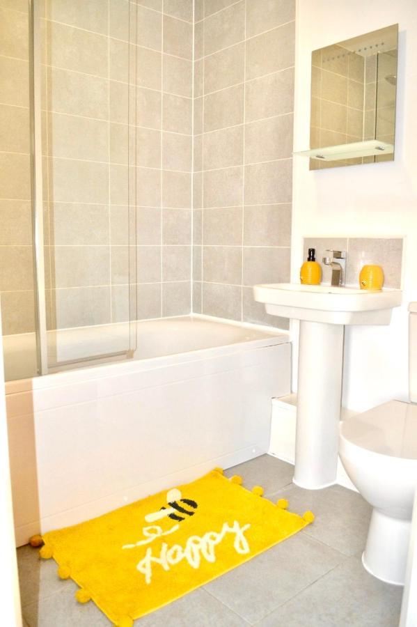 דירות ווייקפילד Modern Townhouse, Sleeps 4 With Parking מראה חיצוני תמונה