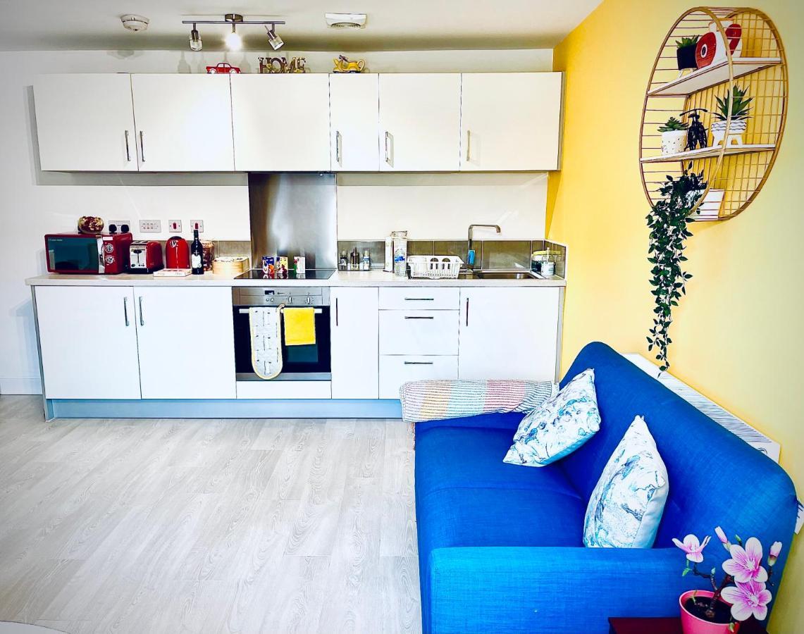 דירות ווייקפילד Modern Townhouse, Sleeps 4 With Parking מראה חיצוני תמונה