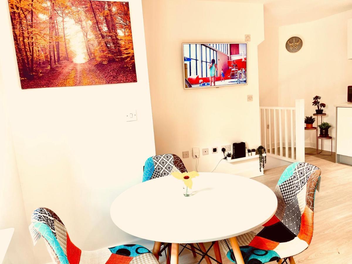 דירות ווייקפילד Modern Townhouse, Sleeps 4 With Parking מראה חיצוני תמונה