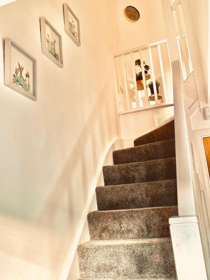 דירות ווייקפילד Modern Townhouse, Sleeps 4 With Parking מראה חיצוני תמונה