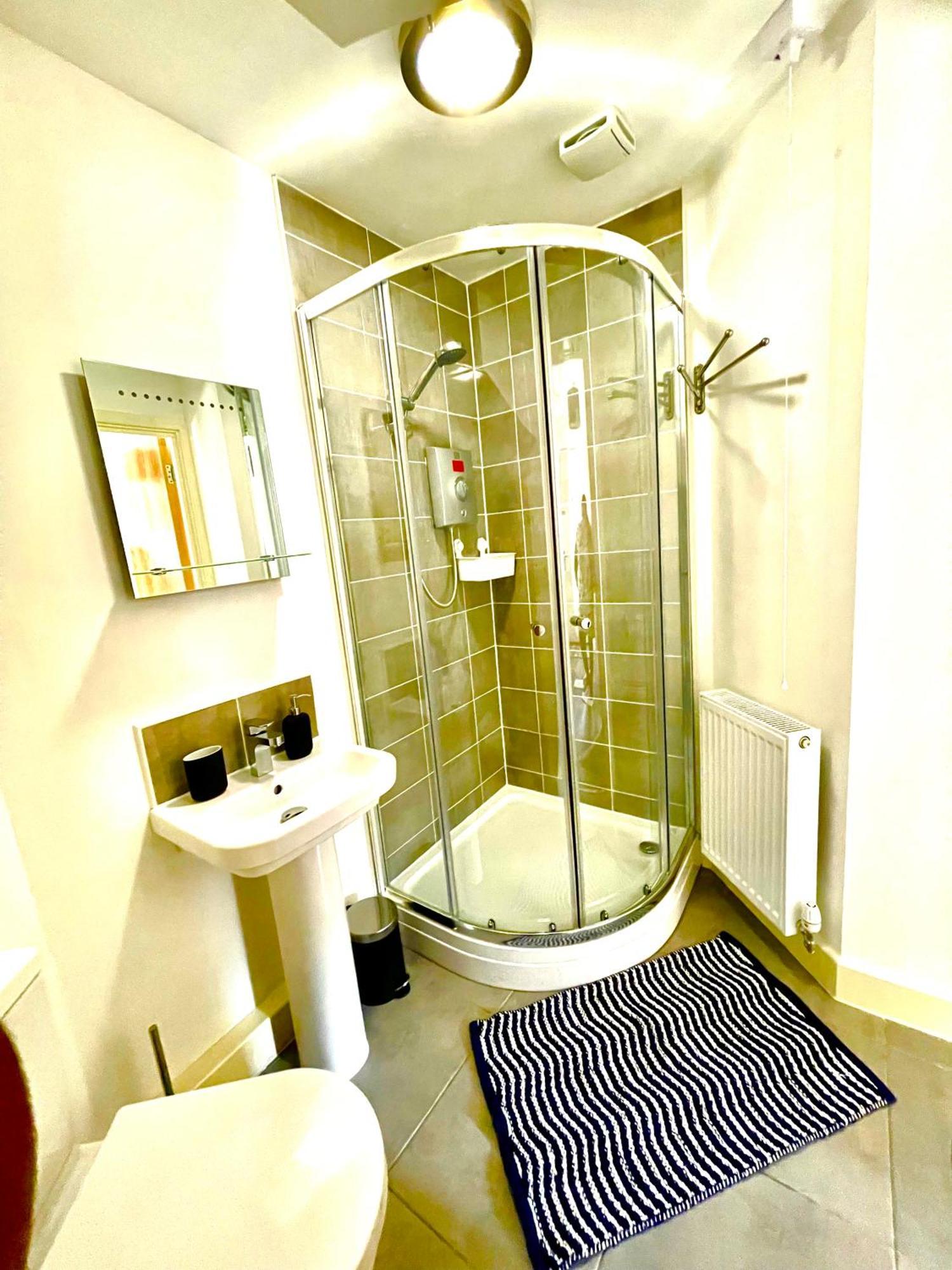 דירות ווייקפילד Modern Townhouse, Sleeps 4 With Parking מראה חיצוני תמונה